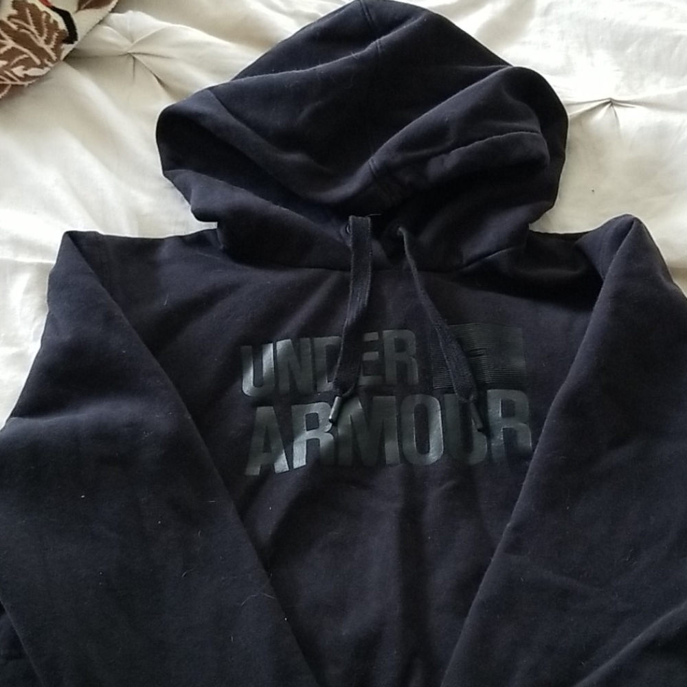 Under Armour large black sweatshirt